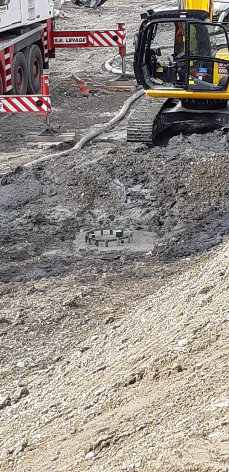 Photo d'un chantier avec installation béton