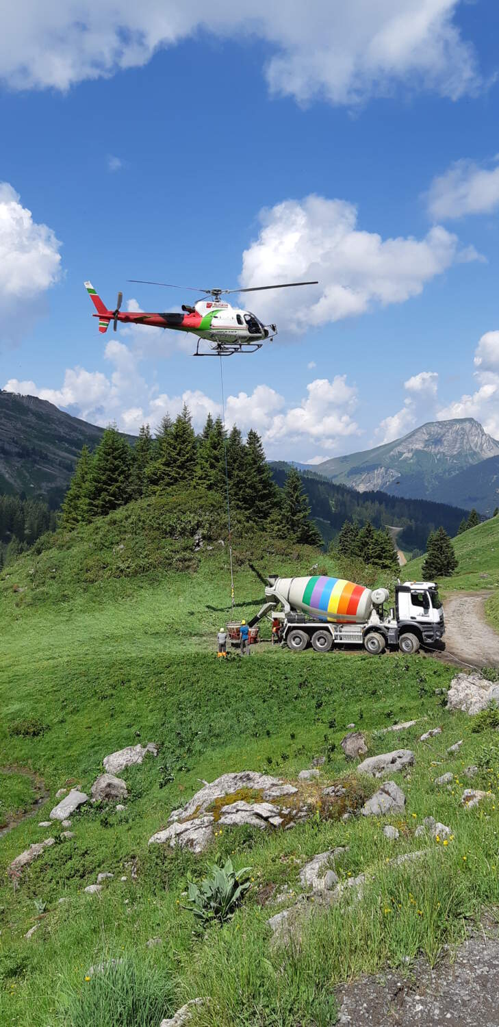 Photo d'une intervention de la société CASTOR LAB'74 avec hélicoptère