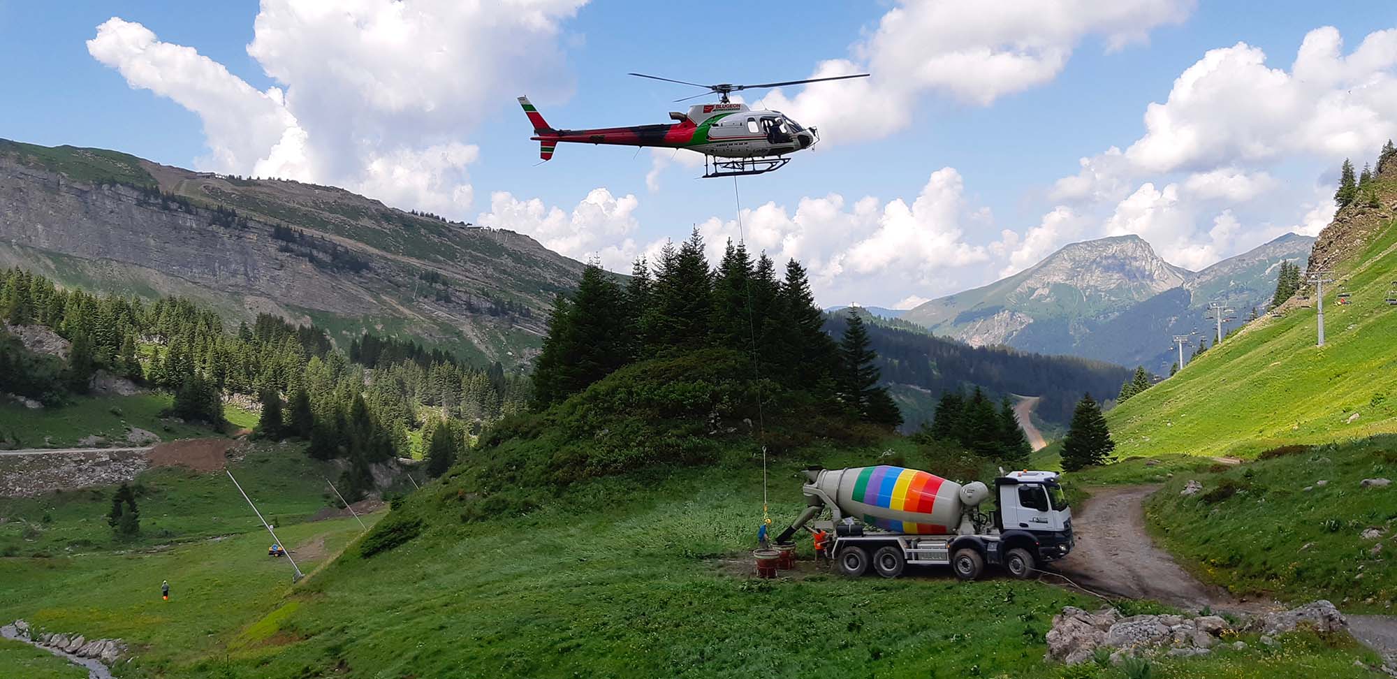 Photo d'une intervention de la société CASTOR LAB'74 avec hélicoptère