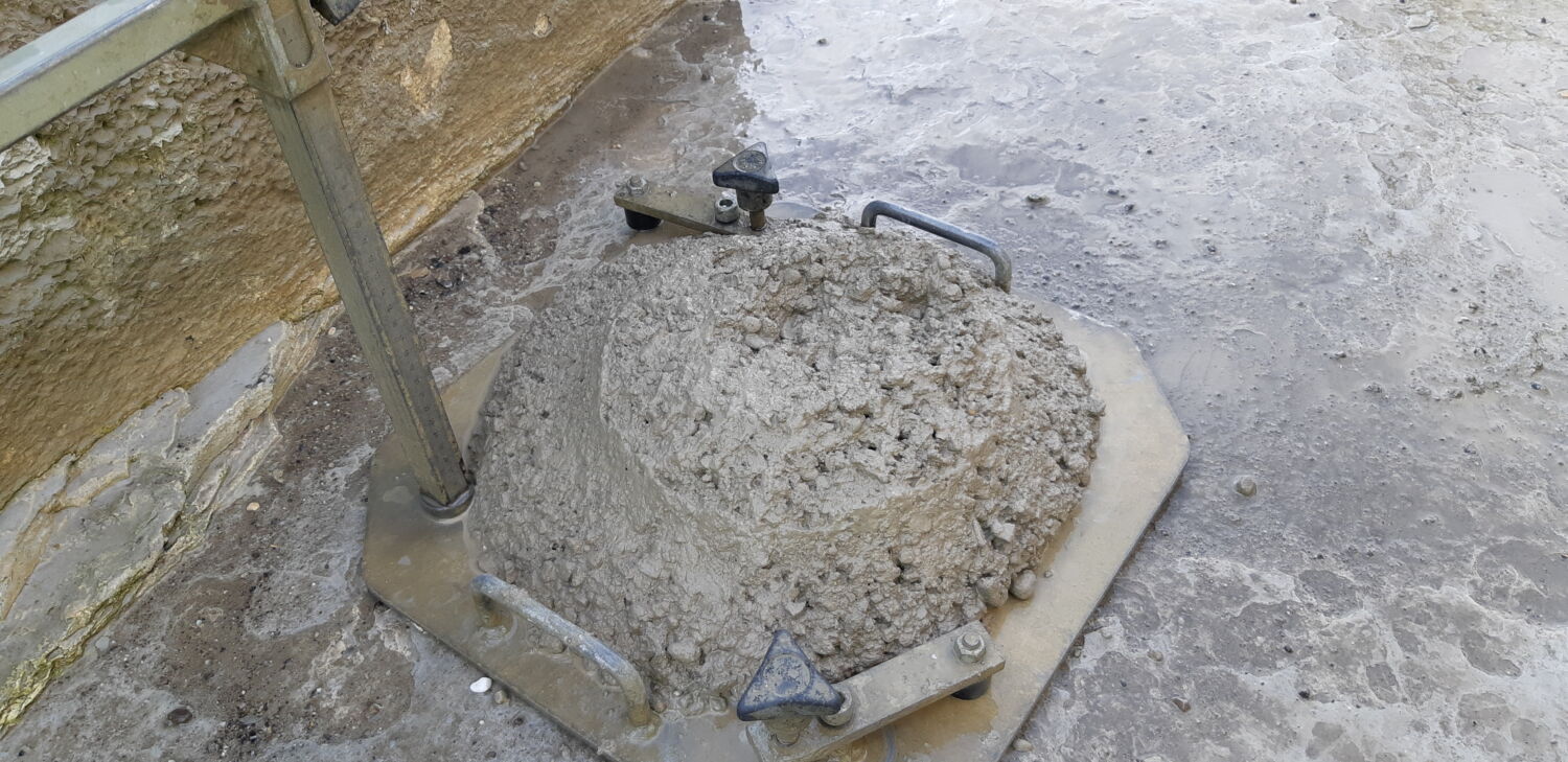 Photo d'une application de béton sur chantier