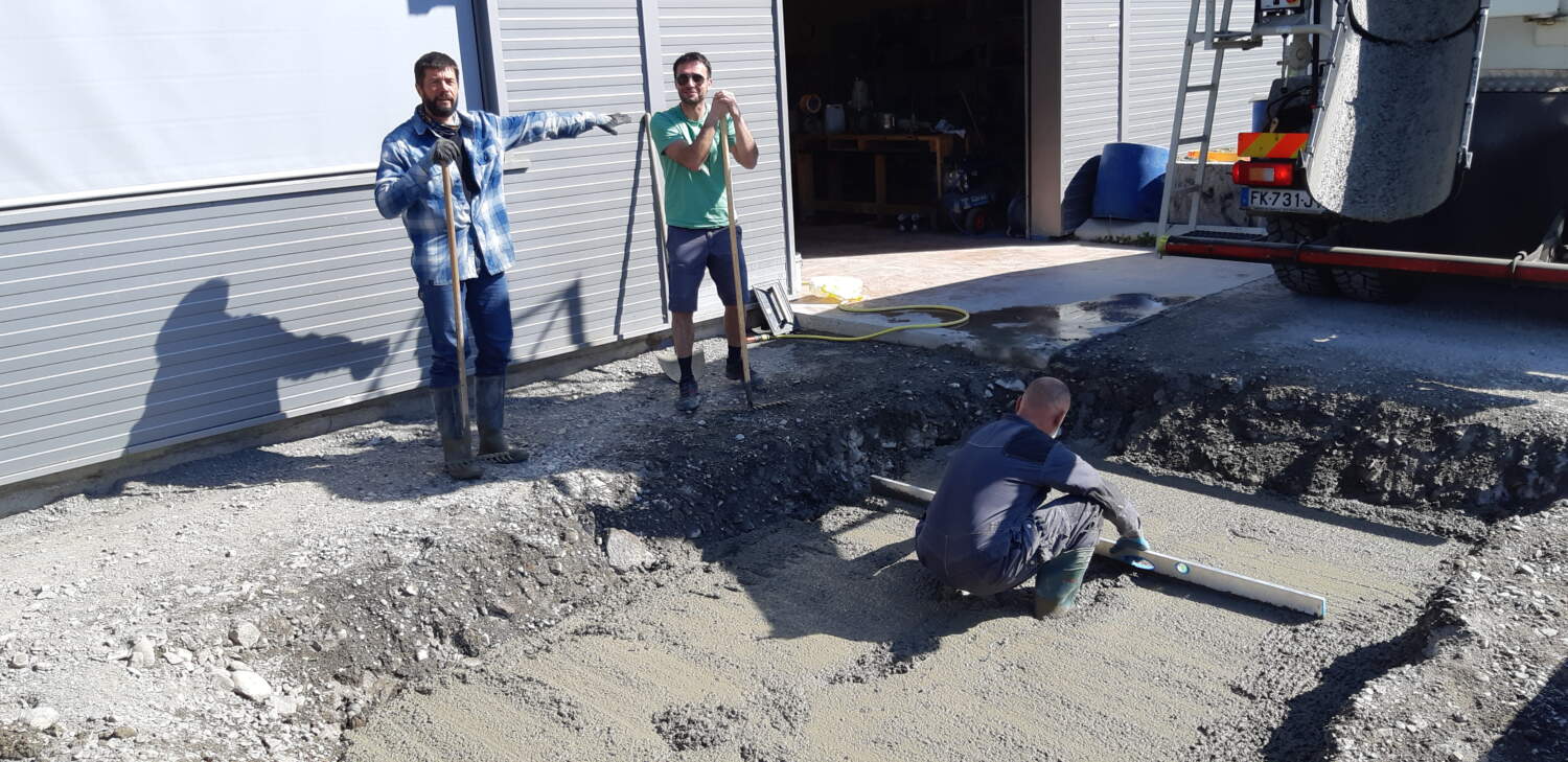 Photo de personnes travaillant le béton sur un chantier
