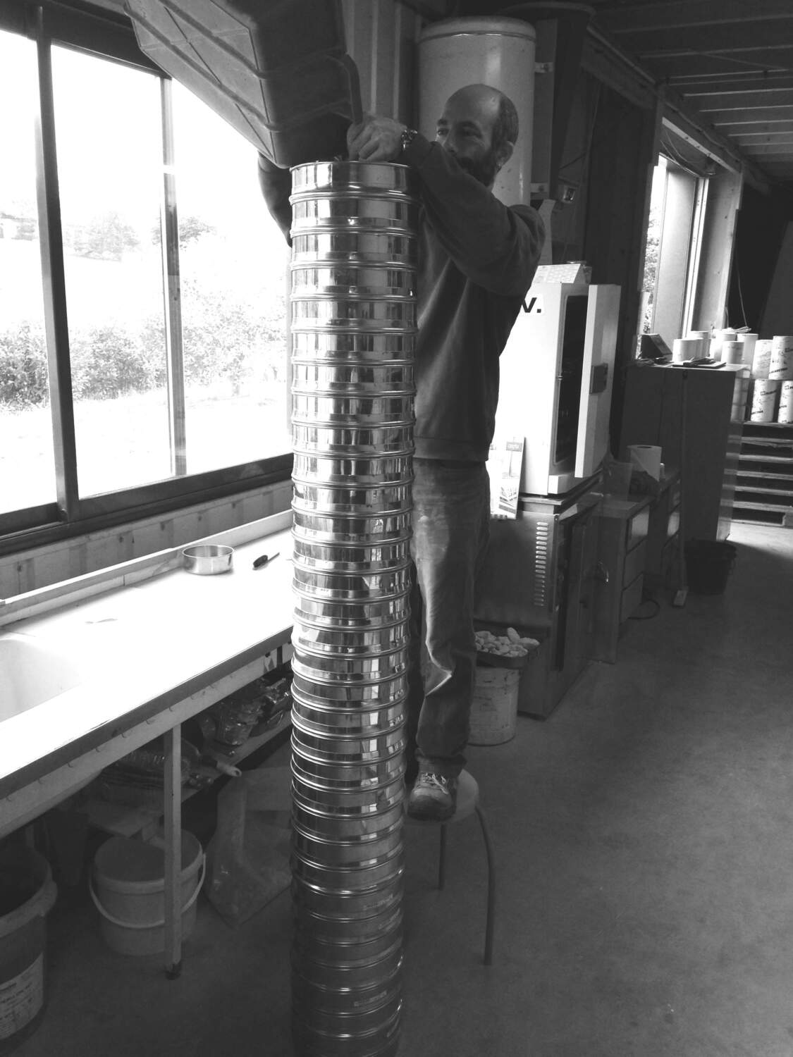 Photo d'une personne entrain de réaliser un essai qualité matériaux en laboratoire