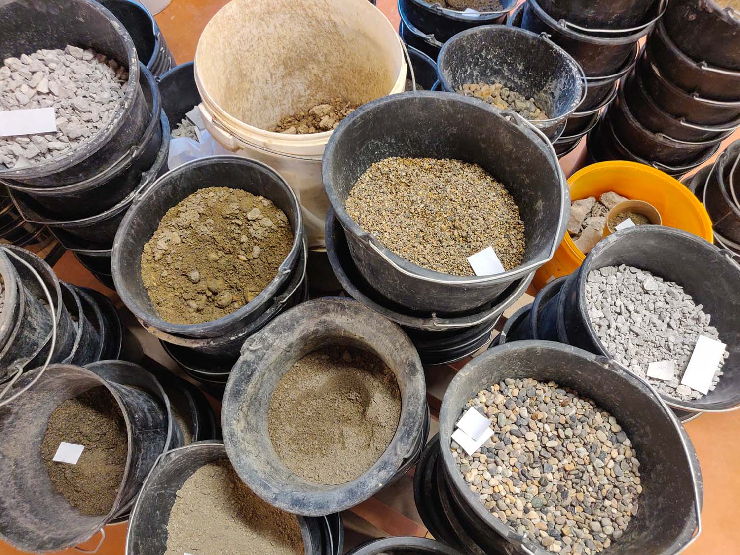 Photo de sceaux contenant des granulats