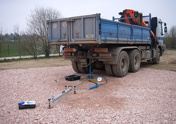 Photo d'un camion sur chantier